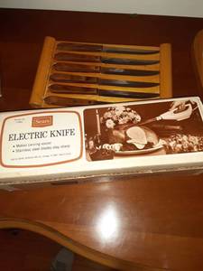 lot 8570 image: Electric Carving Knife with Stainless Steel Blade (Tested and Works), Set of Six Cutting Knives