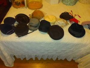 lot 8576 image: Lot Of Vintage Ladies Hats