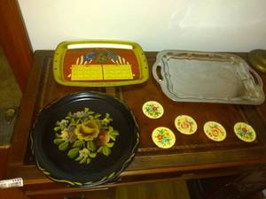 lot 8583 image: Lot Of 3Trays And 5 Coasters