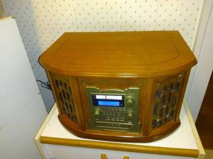 lot 8584 image: Multi Function Retro Style Radio, Record Player, Tape Player, CD Player Not Working
