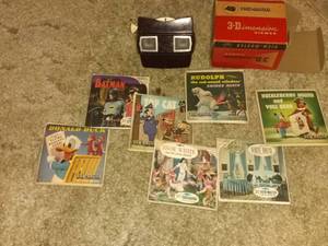 lot 8586 image: Vintage In Excellent Condition Black View-Master With Various Viewing Discs Tested And Working