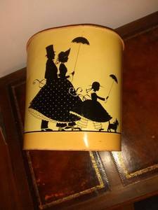 lot 8594 image: Nicely Decorated Tin Retro Waste Paper Basket