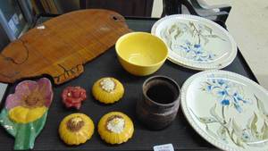 lot 10011 image: pig wooden cutting board - vintage flower and muffin items - Salem china made in usa