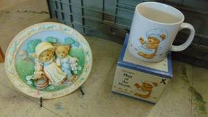lot 10083 image: Cherished Teddies items - numbered