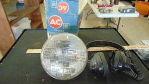 lot 10118 image: fullsize headphones - AC round head light