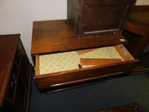 lot 10156 image: small dresser