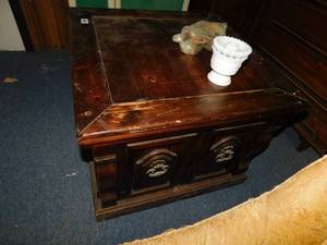 lot 10159 image: square end table wstorage