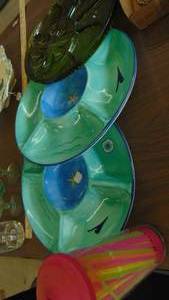 lot 10212 image: chip and dips platers - straw holder and straws