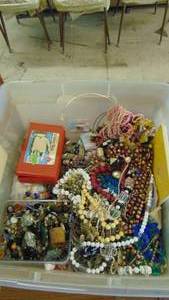 lot 10290 image: huge lot of costume jewelry
