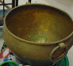 lot 10293 image: Big brass pot