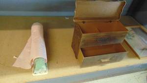 lot 10309 image: vintage paper towel holder - storage box
