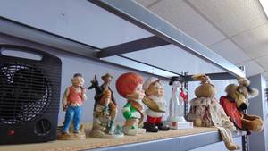 lot 10318 image: ceramic figures - Willie Coyote plush - heater - glass snowman