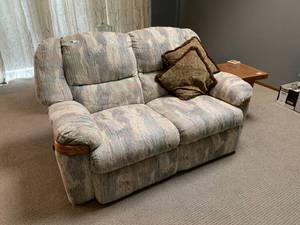 lot 1487 image: Nice Double Recliner Loveseat