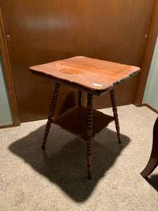 lot 1489 image: Antique Oak Lamp Table W Spindle Legs