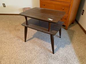 lot 1492 image: Small Mid-Century Modern End Table