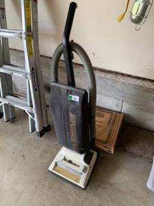 lot 1515 image: Eureka Vacuum