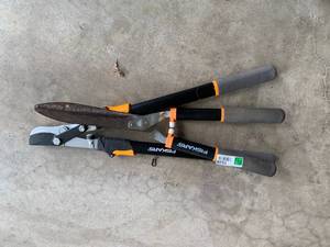 lot 1528 image: 2pc Fiskars Clipper Set