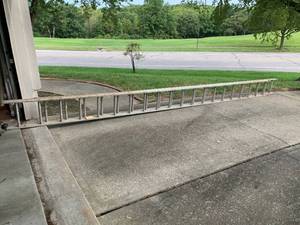 lot 1534 image: 40ft Aluminum Extension Ladder