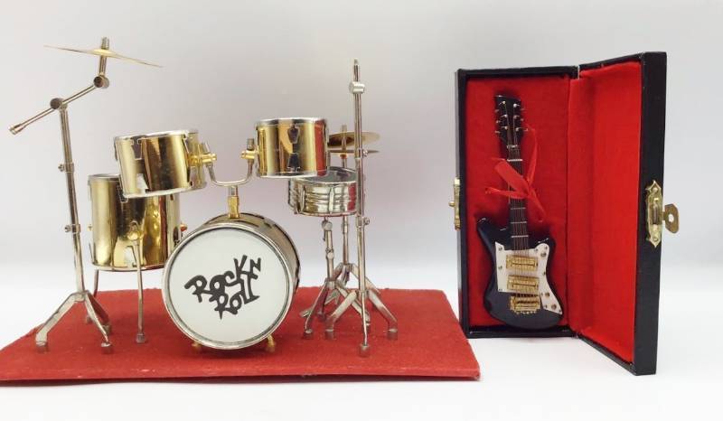 lot 1015 image: Doll Sized Full Drum Set and Electric Guitar in case