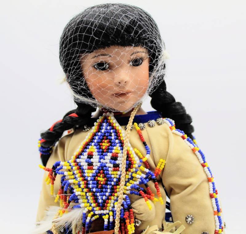 lot 1032 image: Paradise Galleries 1999 Many Stars Native American Daughters Doll by Patricia Rose COA G890 in original box