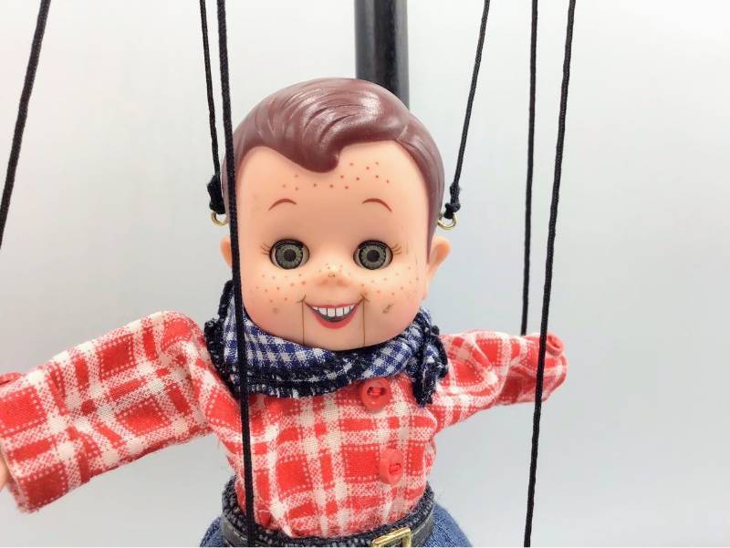 lot 1047 image: Madame Alexander Howdy Doody Marionette