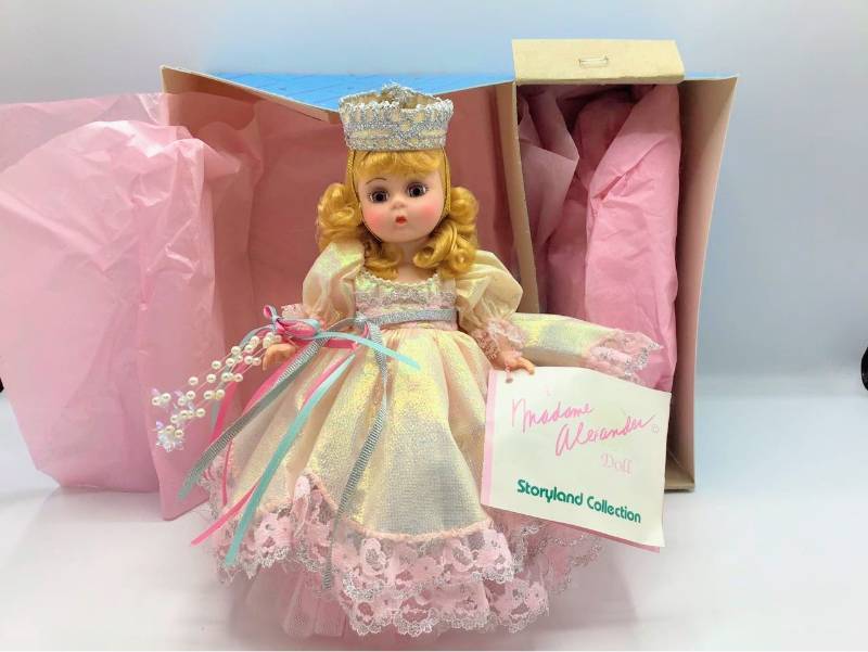 lot 1056 image: Madame Alexander Doll Glinda the Good Witch 473 (in box) from The Wizard of Oz