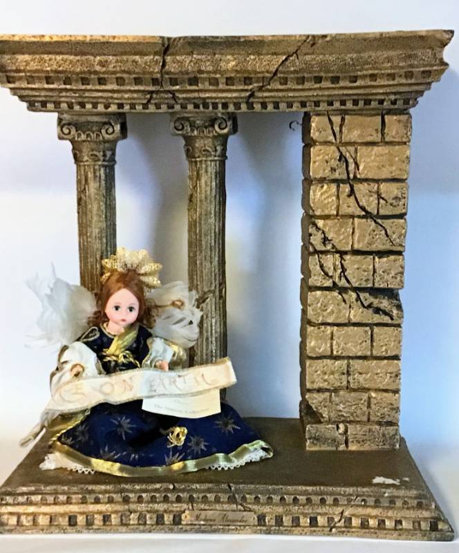lot 999 image: Madame Alexander Musical Creche with Peace on Earth Angel 19530 (in original box) - part of The Nativity Collection - it works
