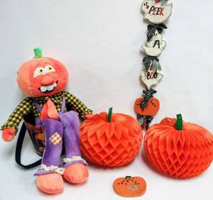 lot 7025 image: Halloween & Fall Decorations