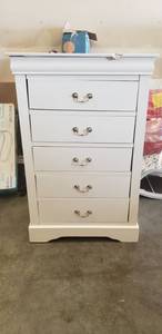 lot 4647 image: 48in x 31.25in x 17.5in White 5 Drawer Dresser.vDisslocated Pieces Including Top Drawer Guid And Top Slab