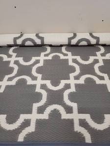 lot 4868 image: Design Imports Outdoor Rug 4x6 Grey And White Reversible