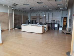 lot 6002 image: Lot of slat wall and fixtures hanging on wall