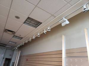 lot 6003 image: Lot of 50 led hanging spot lights in room