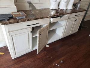 lot 6018 image: Check out back counter