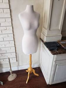 lot 6019 image: Female dress form on stand