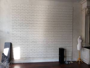lot 6034 image: Lot faux brick slat wall in room