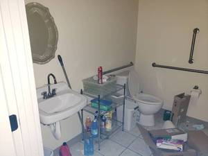 lot 6036 image: Contents of bathroom