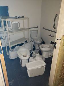 lot 6055 image: Contents of 2 bathrooms