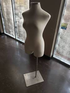 lot 6060 image: Female form