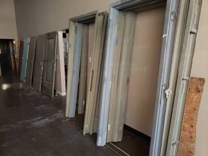lot 6070 image: Lot of doors and frames