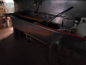 lot 6094 image: 3 compartment sink