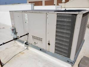 lot 6151 image: 2010 Lennox 7.5 ton KGA092S4BM1G Gas rooftop unit
