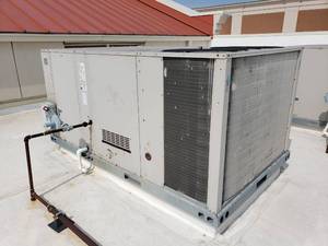 lot 6156 image: 2010 Lennox 7.5 ton KGA092S4BM1G Gas rooftop unit