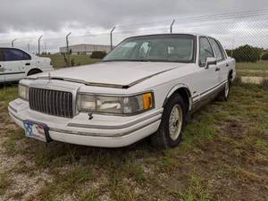 lot 7640 image: 1993 Lincoln Towncar - VIN 1LNLM81W6PY763778