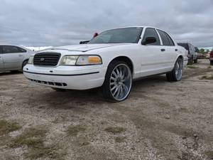 lot 7652 image: 1999 Ford Crown Vic Interceptor - VIN 2FAFP71W1YX111516