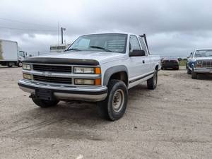 lot 7671 image: 1998 Chevy LX 2500  - VIN 1GCGK29R3WE220234