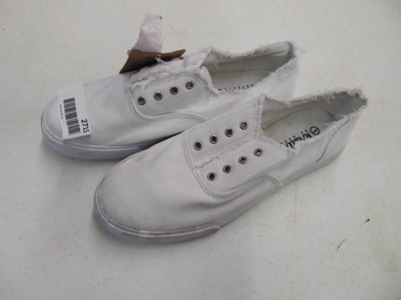 lot 2715 image: Magellan Shoes - Mens 9