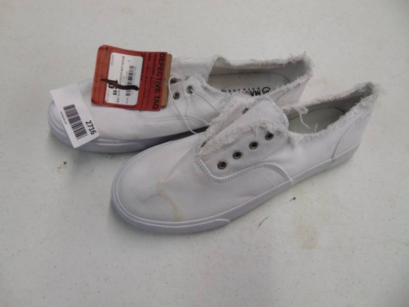 lot 2716 image: Magellan Shoes - Mens 8