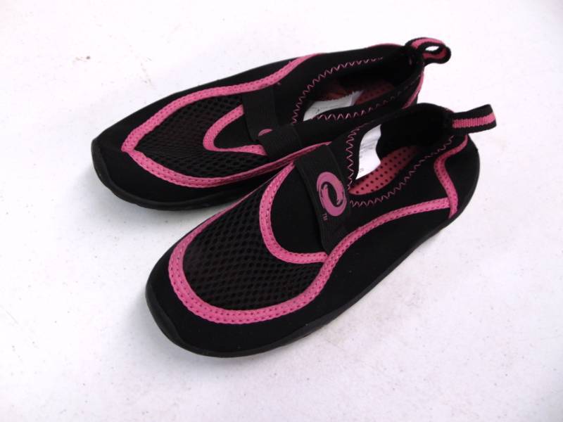 lot 2726 image: Orageous Water Shoes - Children Girls Size 13