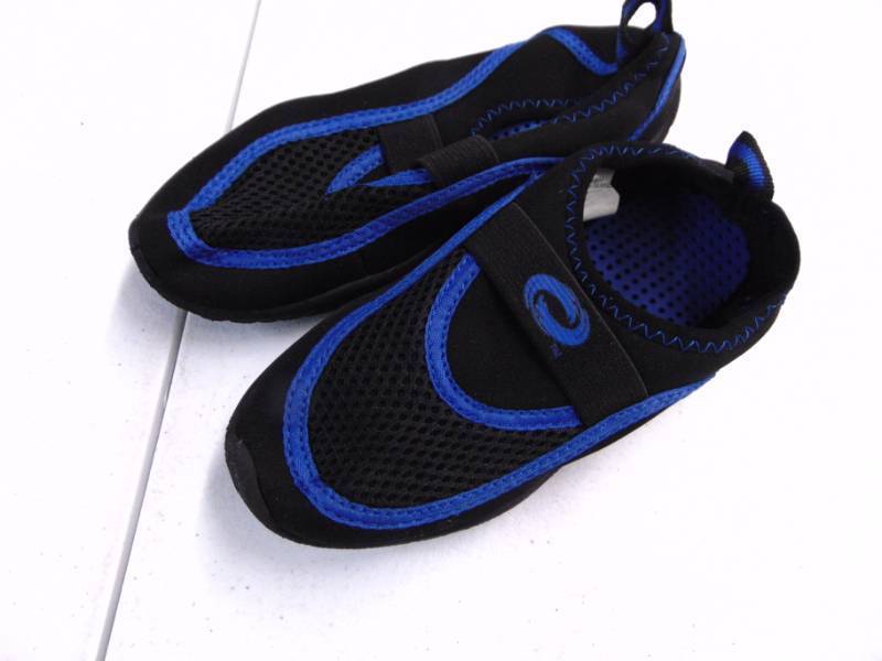 lot 2727 image: Orageous Water Shoes - Children Boys Size 12