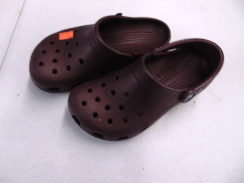 lot 2731 image: Crocs Mens Size 6 - Womens 4 - missing Strap and Torn